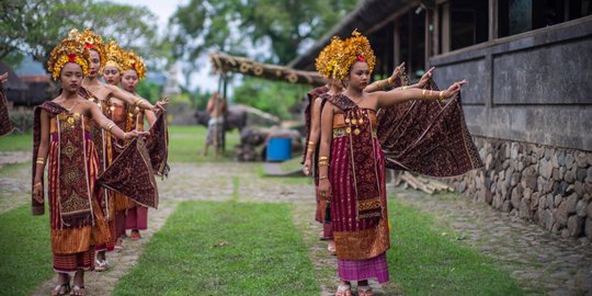 Melihat Lebih Dekat Pesona Budaya dan Kain Tenun Khas Tenganan Pegringsingan di Bali