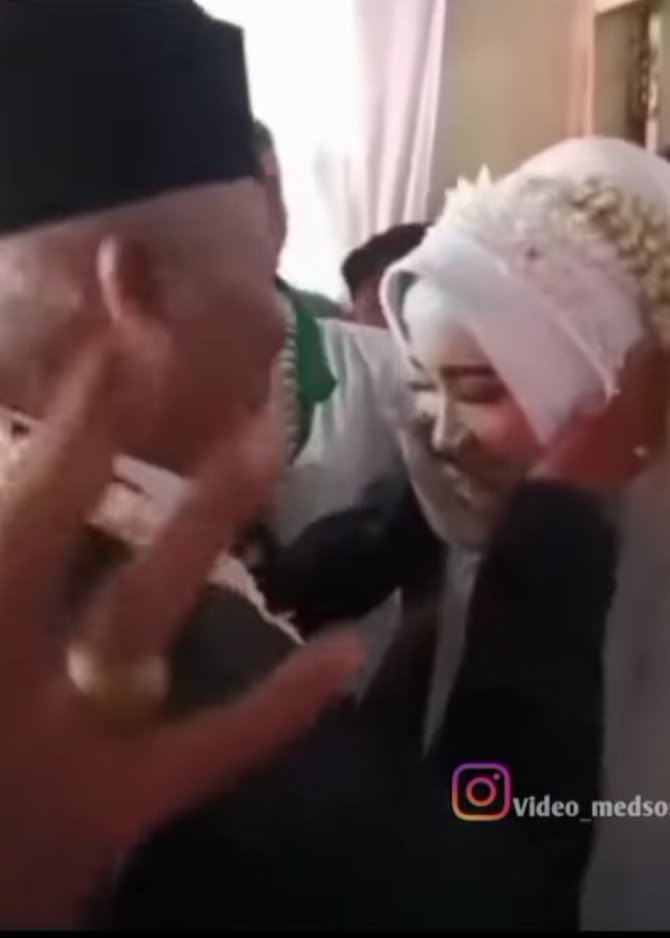 viral kakek 61 tahun nikahi perempuan 19 tahun mahar