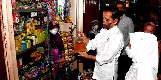 Presiden Jokowi Cek Harga Minyak Goreng Curah di Pasar Muntilan