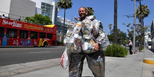 Aksi Pria AS Kenakan Pakaian Berisi Sampah Sehari-hari