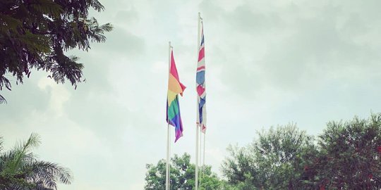 Kedubes Inggris di Jakarta Kibarkan Bendera LGBT pada Hari Anti-Homofobia