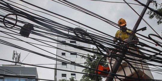 Kabel Menjuntai di Jakarta Barat Baru Dibenahi Usai Dilaporkan Warga