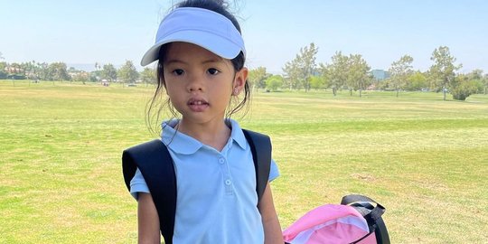 Potret Putri Farah Quinn Usia 3 Tahun Sudah Main Golf di AS, Disebut Anak Mahal Potret Putri Farah Quinn Usia 3 Tahun Sudah Main Golf di AS, Disebut Anak Mahal
