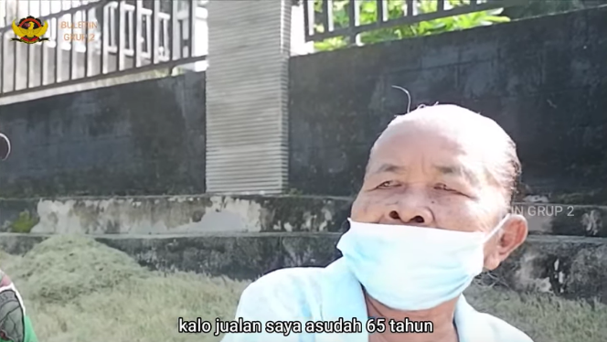 wanita tua ini 65 tahun jualan di markas kopassuswanita tua ini 65 tahun jualan di markas kopassus