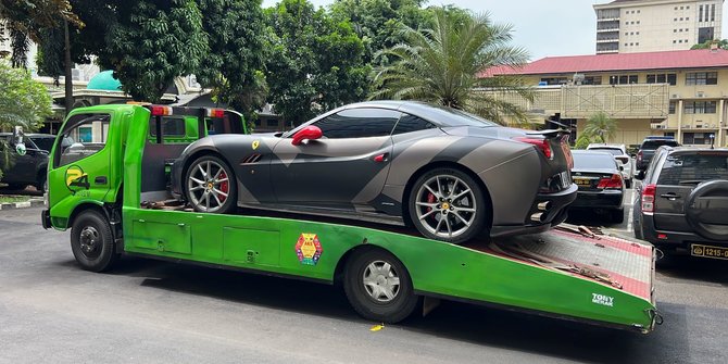Penampakan Mobil Ferrari Indra Kenz yang Disita Polisi, Dibawa Langsung dari Sumut