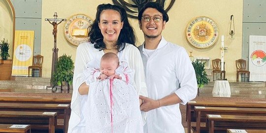 6 Potret Cantik Baby Djiwa Anak Nadine Chandrawinata Dibaptis Pakai Dress Bersejarah