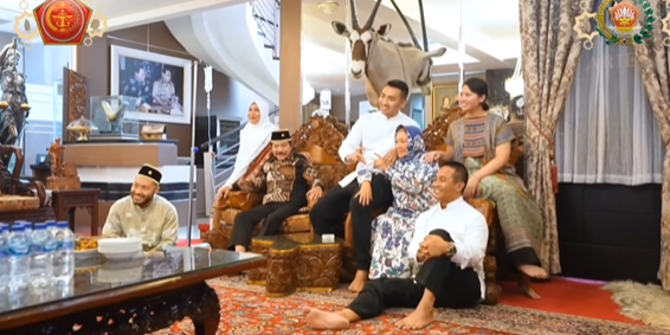 Momen Ayah Mertua Cium Kening Panglima TNI Andika, Harmonisnya Keluarga Sang Jenderal