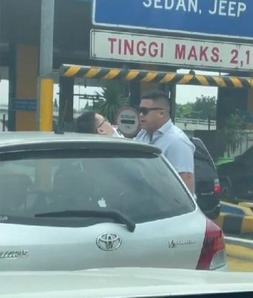 kronologi keributan di gerbang tol tomang