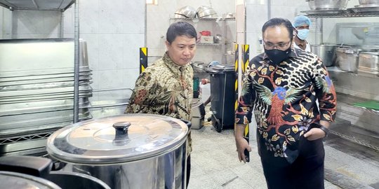 Tinjau Dapur Katering di Madinah, Menag: Juru Masak dan Bahan Baku dari Indonesia