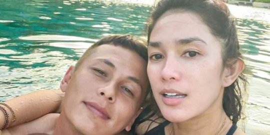 Ussy Unggah Foto Bareng Sang Suami di Kolam Renang 'Bahagia Itu Bisa Tertawa Bersama'