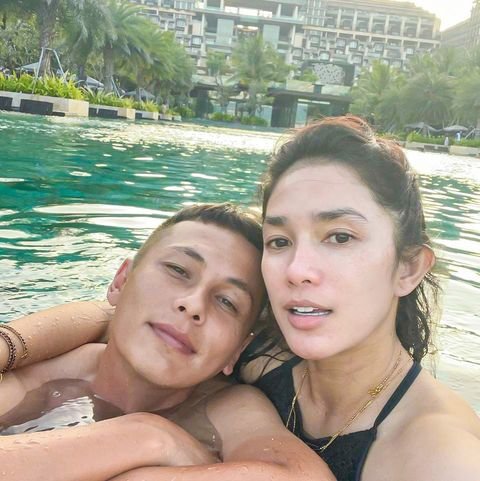 potret ussy dan andhika pratama di kolam renang