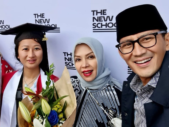 jadi kebanggaan orang tua intip 4 potret wisuda putri kedua sandiaga uno