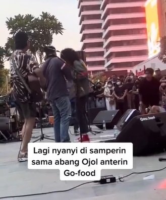 pria lagi nyanyi di panggung disamperin ojol antar pesanan