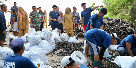 Kolaborasi Banyuwangi, Sungai Watch dan WSL Bersihkan Sungai di Alas Purwo