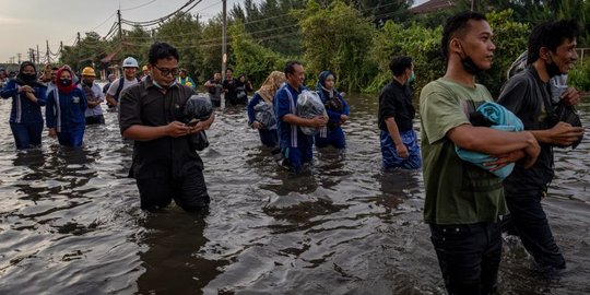 Pantau Banjir Rob Semarang, Ganjar Pastikan Pembuatan Tanggul Selesai Hari Ini