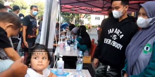 Gibran: Jangan Buru-Buru Buka Masker