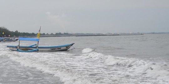 Pantai di Sukabumi Diterpa Gelombang Tinggi, 71 Perahu Nelayan Rusak hingga Karam