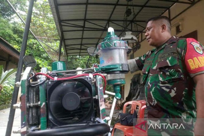 prajurit tni pakai motor berbahan bakar air