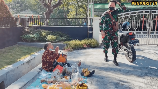 lokasi nenek jualan di kopassus 65 tahun cuma lesehan