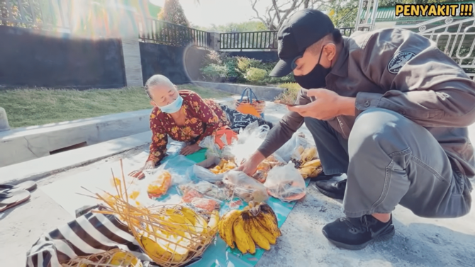 lokasi nenek jualan di kopassus 65 tahun cuma lesehan