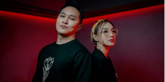 Genap 8 Tahun Usia Pernikahan, Intip Potret Mesra Demian dan Sara Wijayanto