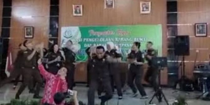 Kejagung Turun Tangan, Viral Video Jaksa di Sumsel Asyik Nyawer