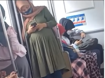 viral video ibu hamil tak dapat tempat duduk di kereta tampak lemas