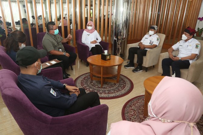 kepala bbtklpp surabaya rosidi roslan bertemu bupati banyuwangi ipuk fiestiandani