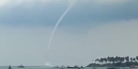 Angin Puting Beliung di Tengah Laut Gegerkan Warga Lebak Banten