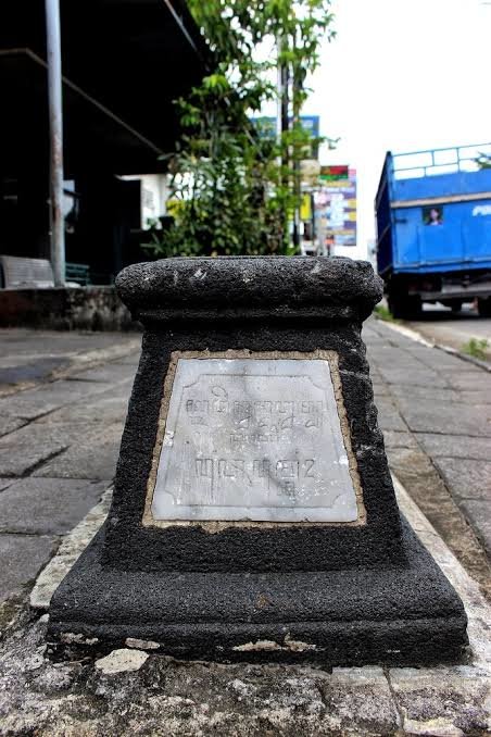 potret makam di tengah trotoar