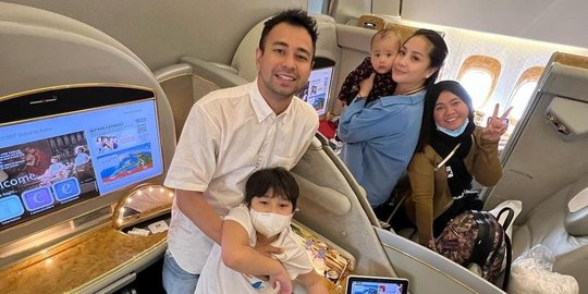 5 Potret Raffi Ahmad dan Keluarga di Dalam Pesawat, Netizen 'Cipung Lucu Banget'