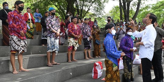 Presiden Jokowi Temui Seniman Rakyat di Taman Balekambang Solo