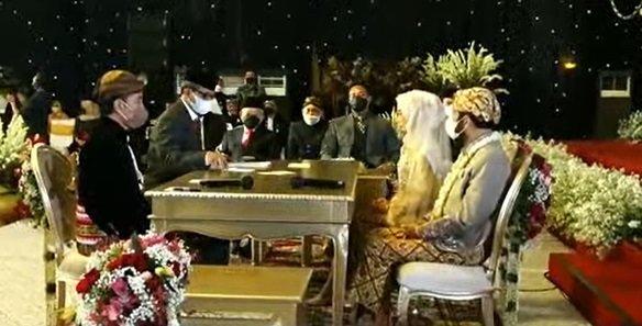 momen pernikahan idayati dan ketua mk anwar usman