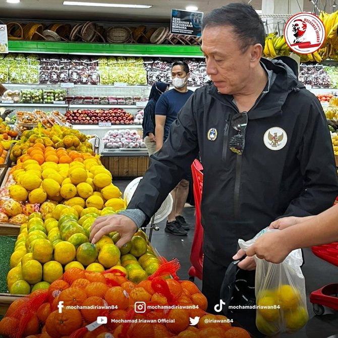 potret jenderal polri belanja buah di toko buah