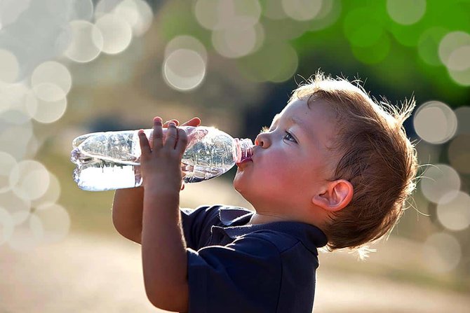 ilustrasi anak minum air putih
