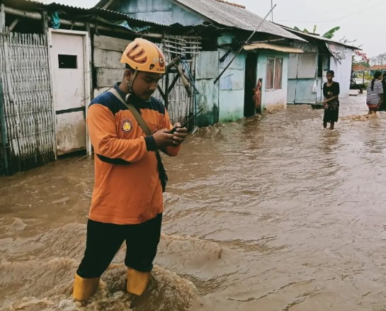 hujan deras sebabkan nanjir di kabupaten probolinggo