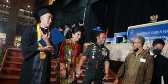 Potret Bahagia Panglima TNI Andika Perkasa di Wisuda Putranya, Meraih Gelar Ganda