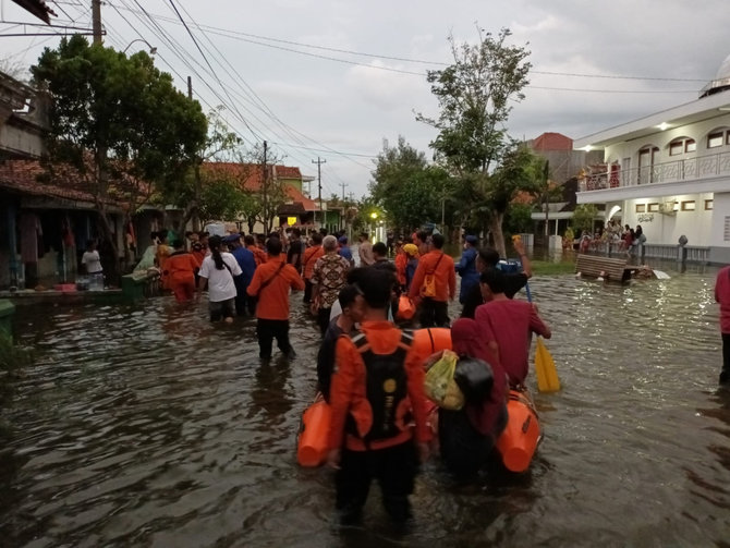 Banjir Rob Dan Gelombang Pasang Meluas Hingga Sepanjang Pantura Jateng ...