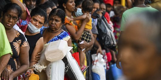 Perjuangan Warga Sri Lanka Mengantre Panjang Demi Minyak Tanah