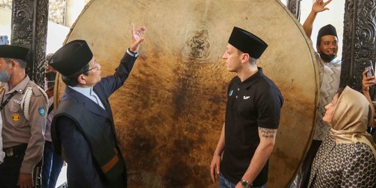 Mesut Ozil Salat Jumat di Masjid Istiqlal