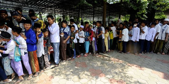 Antusiasme Warga Mengantre Nasi Kotak Jumat Berkah