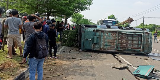 Mikrobus Tabrak Motor Lalu Terguling di Serang, Dua Orang Tewas