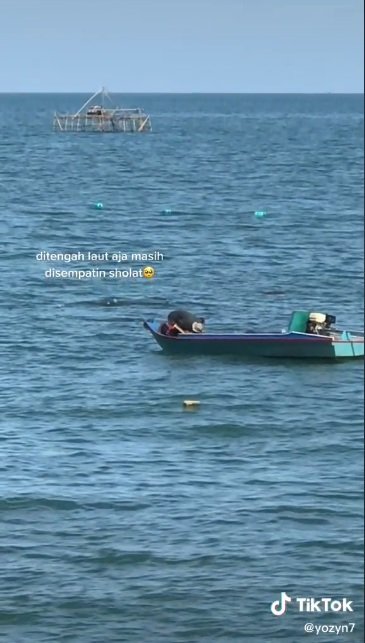 utamakan ibadah pria ini tunaikan salat secara khusyuk walau berada di tengah laut