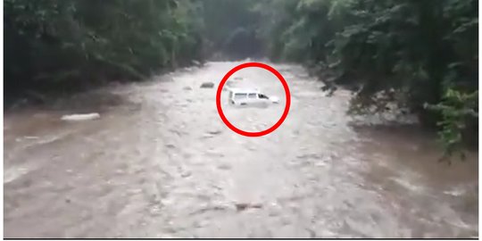 Miris, Ambulans Bawa Jenazah Nekat Seberangi Sungai Banjir karena Tak Ada Jembatan