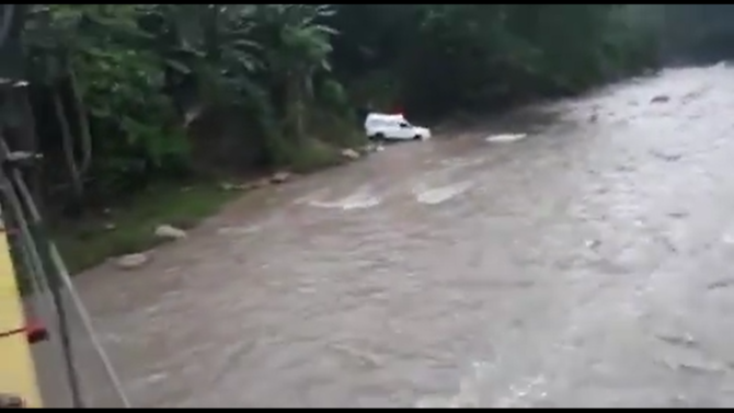 ambulans bawa jenazah nekat seberangi sungai banjir