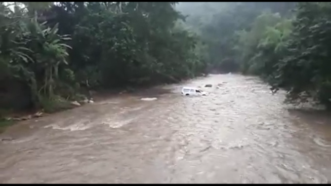 ambulans bawa jenazah nekat seberangi sungai banjir