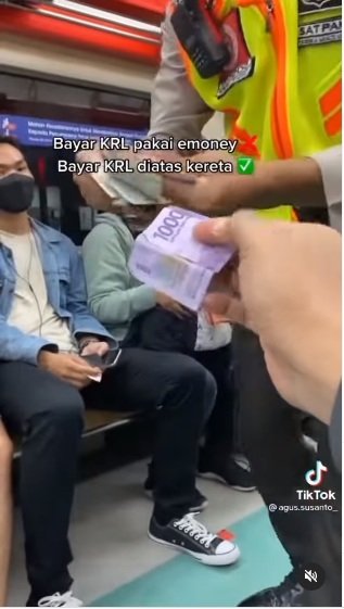 layaknya di masa lalu para penumpang krl ini bayar tiket di gerbong karena ini