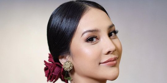 Jadi Juri Puteri Indonesia 2022, Intip Gaya Elegan dan Anggun Anya Geraldine