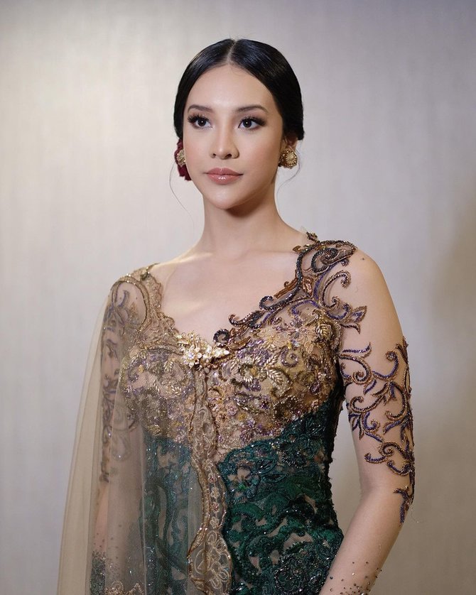 jadi juri puteri indonesia 2022 intip gaya elegan anya geraldine