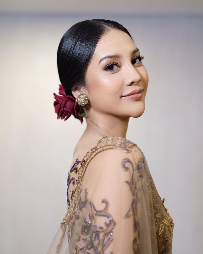 jadi juri puteri indonesia 2022 intip gaya elegan anya geraldine